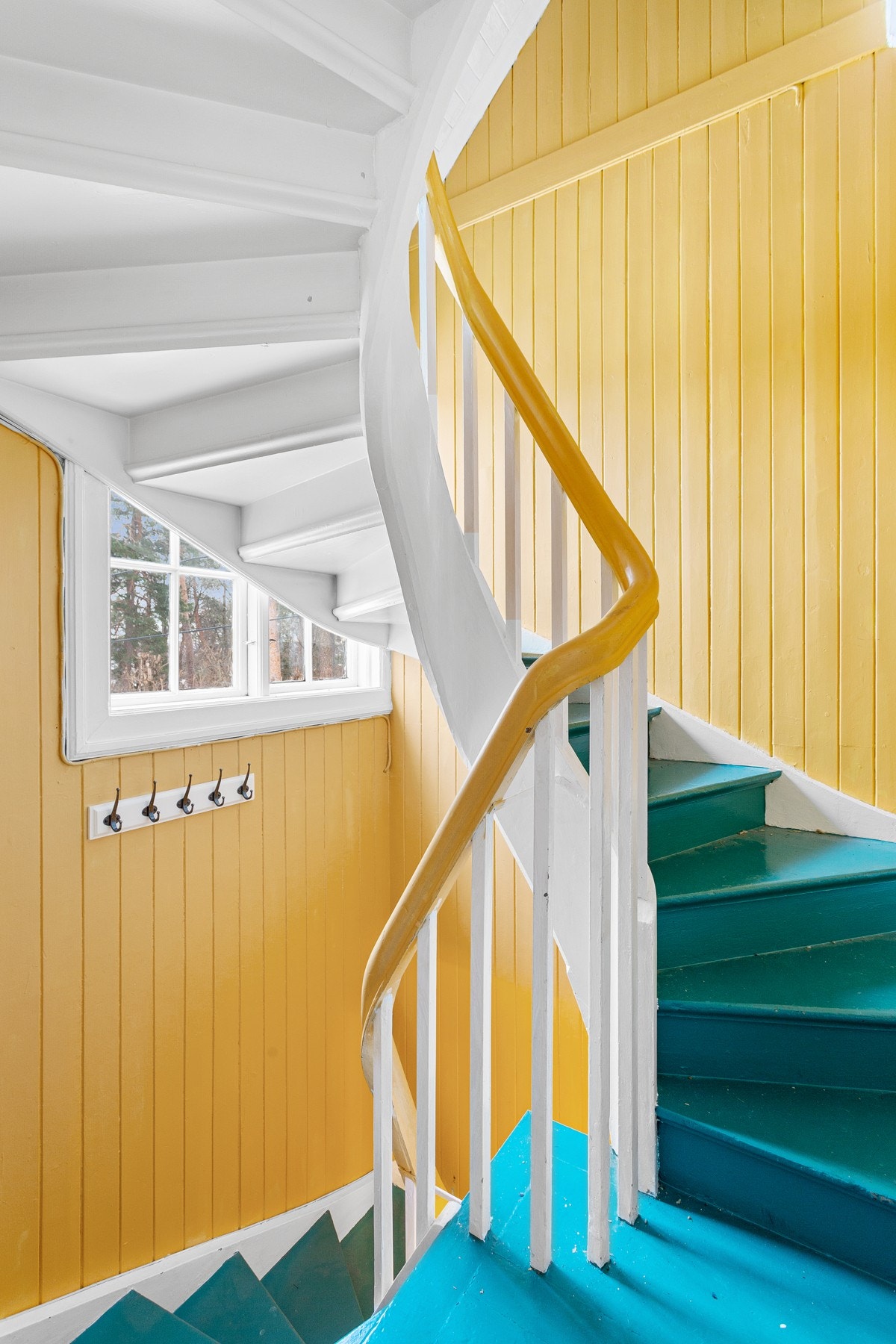 Villaen går over to plan pluss en innholdsrik kjeller med boder og et stort loftsrom med uforløst potensial. Galleribilde