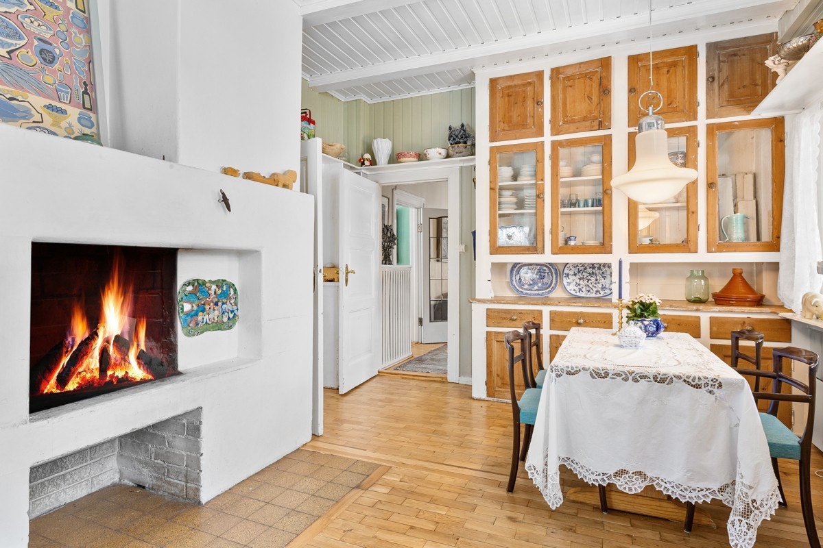 Spisekjøkkenet har murt peis, og en yndig, original innredning som sender tankene tilbake til fordums prakt. Galleribilde