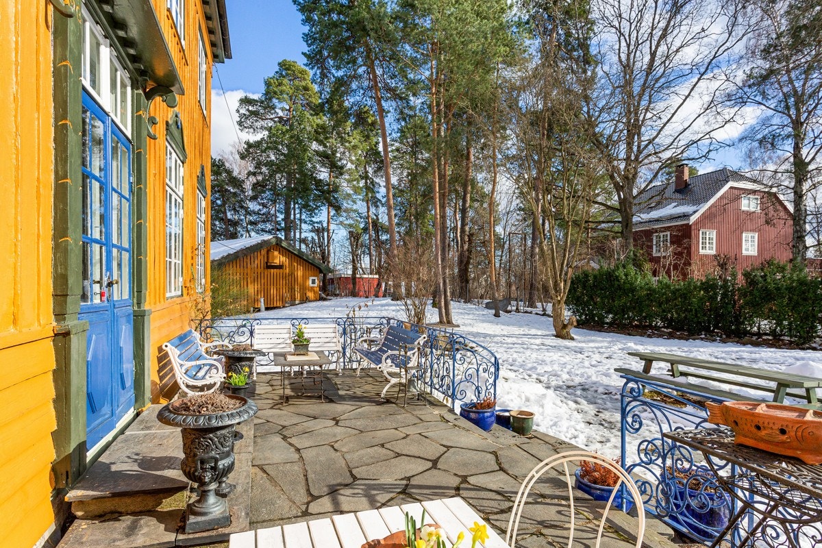 Fra terrassen går det trapp ned til hagen en parkmessig opparbeidet idyll på over 1,5 mål med gode solforhold. Galleribilde