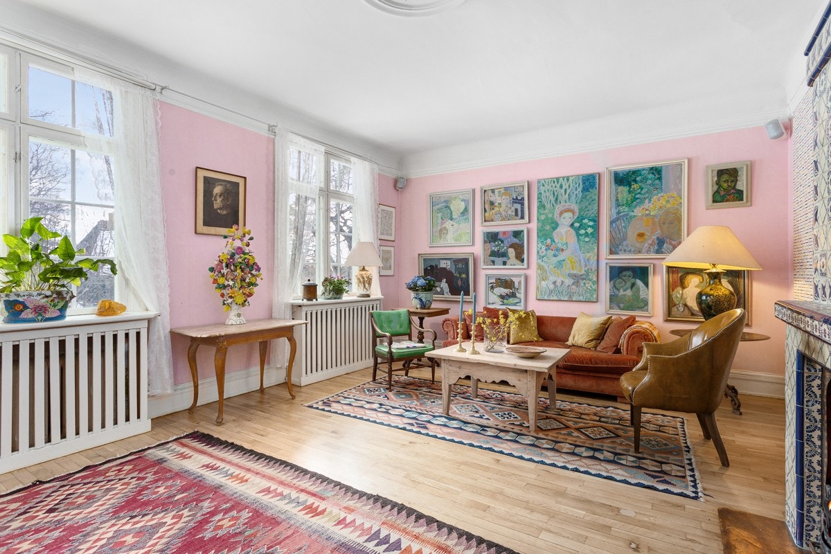 Vinduene i stuen vender ut mot hagen. Gulvet er i heltre eikeparkett og det er god plass for sittemøblement. Galleribilde