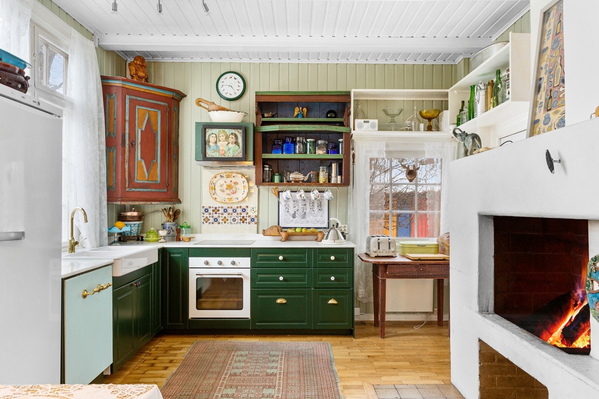 Spisekjøkkenet har en praktisk innredning med integrert stekeovn, koketopp, oppvaskmaskin og ventilator. Galleribilde