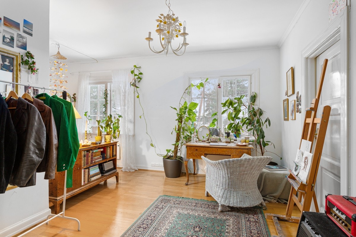 Villaen har god plass for hele familien. Her legges også alt til rette for hjemmekontor, kanskje perfekt i disse tider. Galleribilde