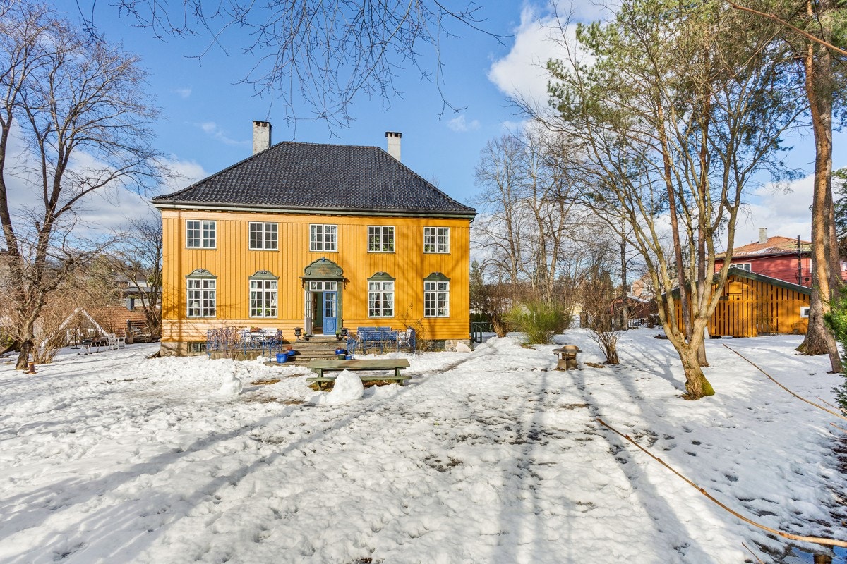 Dette er en velholdt praktvilla med parkmessig opparbeidet eiendom, tre store stuer, ildsteder og dobbelgarasje. Galleribilde