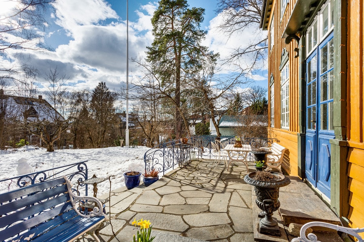 Terrassen har plass for flere sittegrupper, grilling, middagsgjester og større sammenkomster. Galleribilde