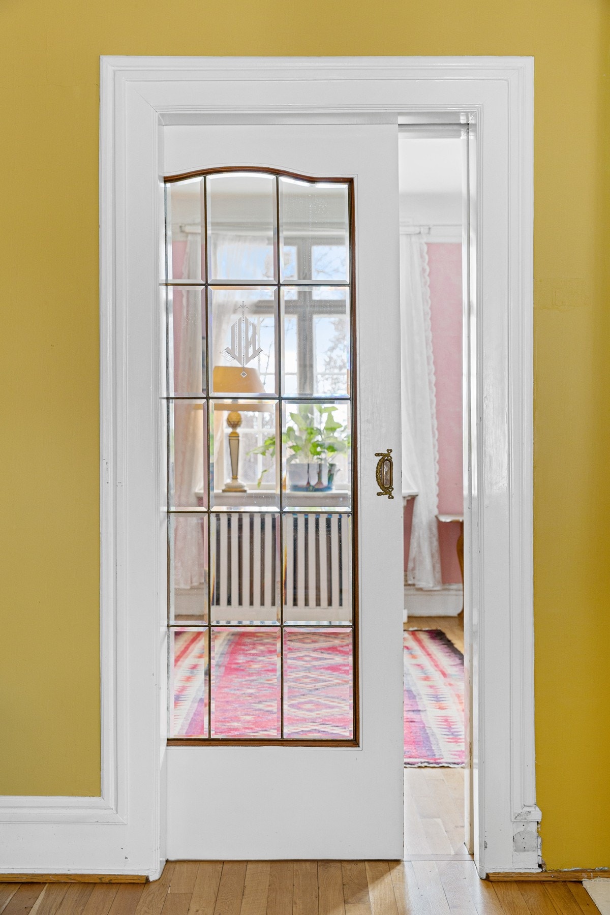 En skyvedør med glassfelt lukker av overgangen mellom peisestuen og stuen. Galleribilde