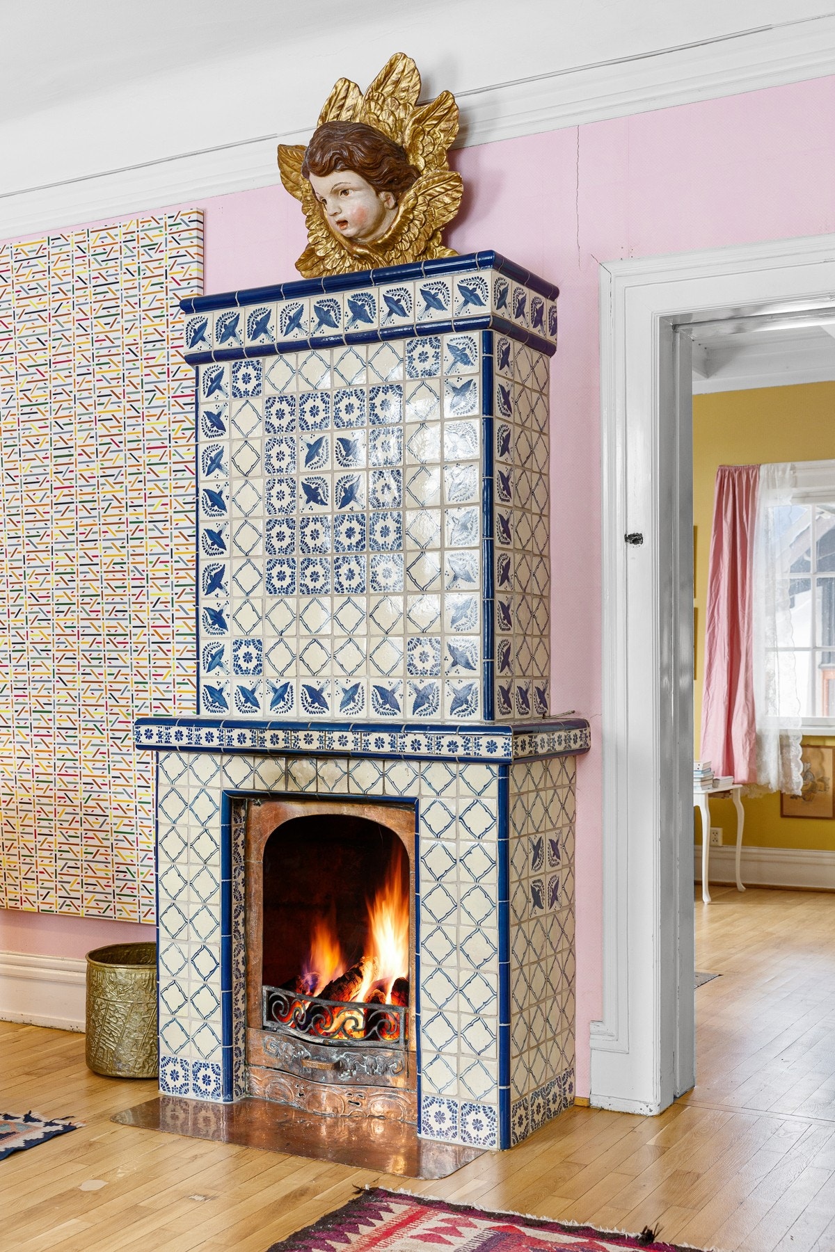 I stuen er nok selve blikkfanget den stilfulle, engelske kakkelovn med utsmykkinger. Galleribilde