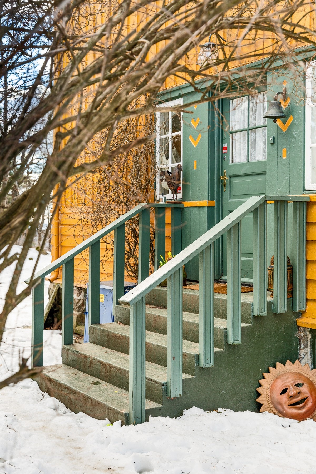 Bi-inngangen fører inn til kjøkkenet. I tillegg går det trapp ned til kjelleren og trapp opp til det ene soverommet. Galleribilde