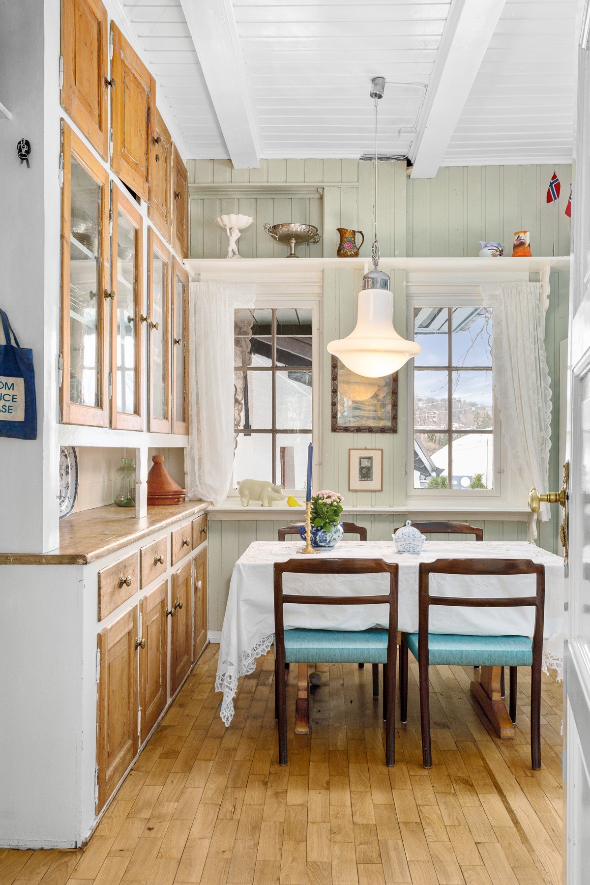 Med plass til spisebord på kjøkkenet legges alt til rette for hyggelige måltider, lekselesing og koselige spillkvelder. Galleribilde