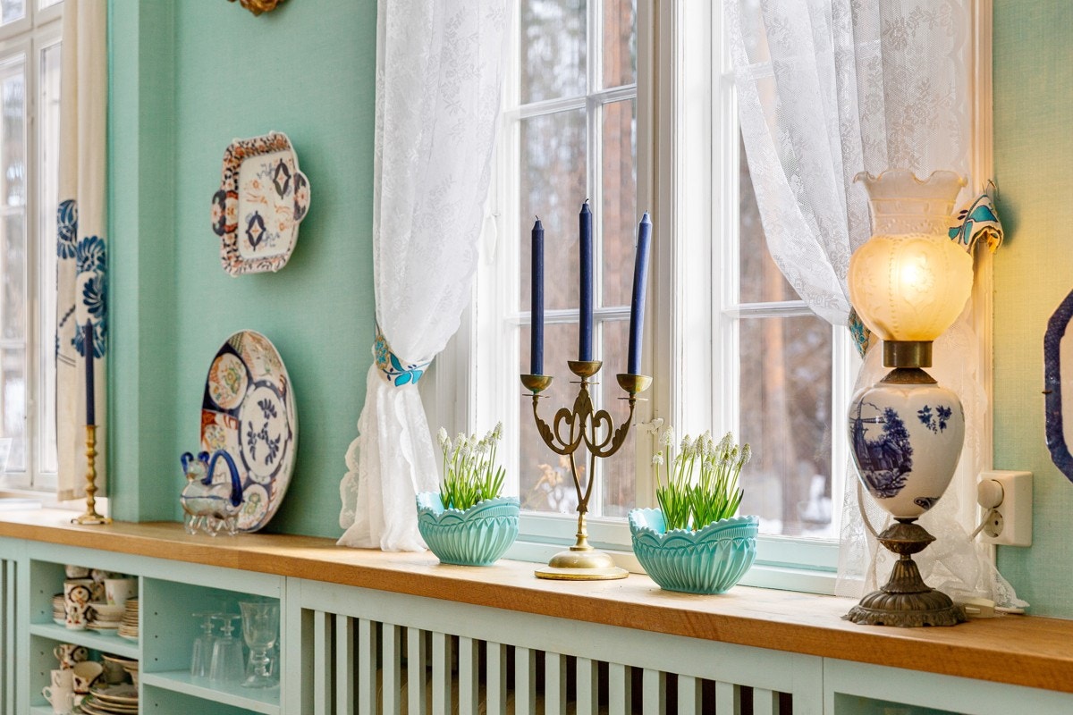 Villaen varmes opp med sentralfyr, elektrisitet og vedfyring. Sentralfyranlegget er fornyet og bygget om til biofyring. Galleribilde