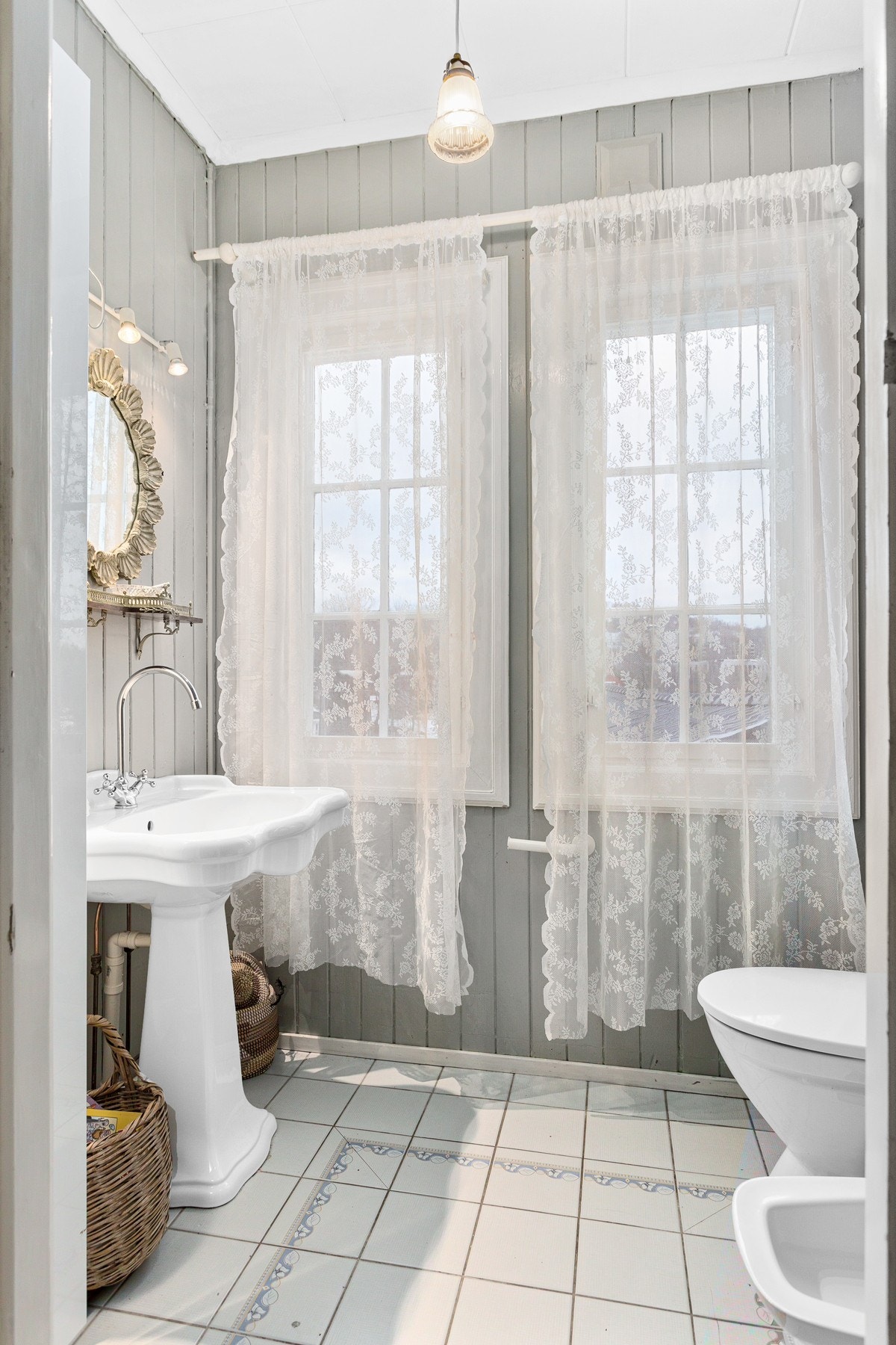 Dette wc-rommet ligger i andre etasje, har flislagt gulv med varme, malte panelvegger, søyleservant, bidé og toalett. Galleribilde