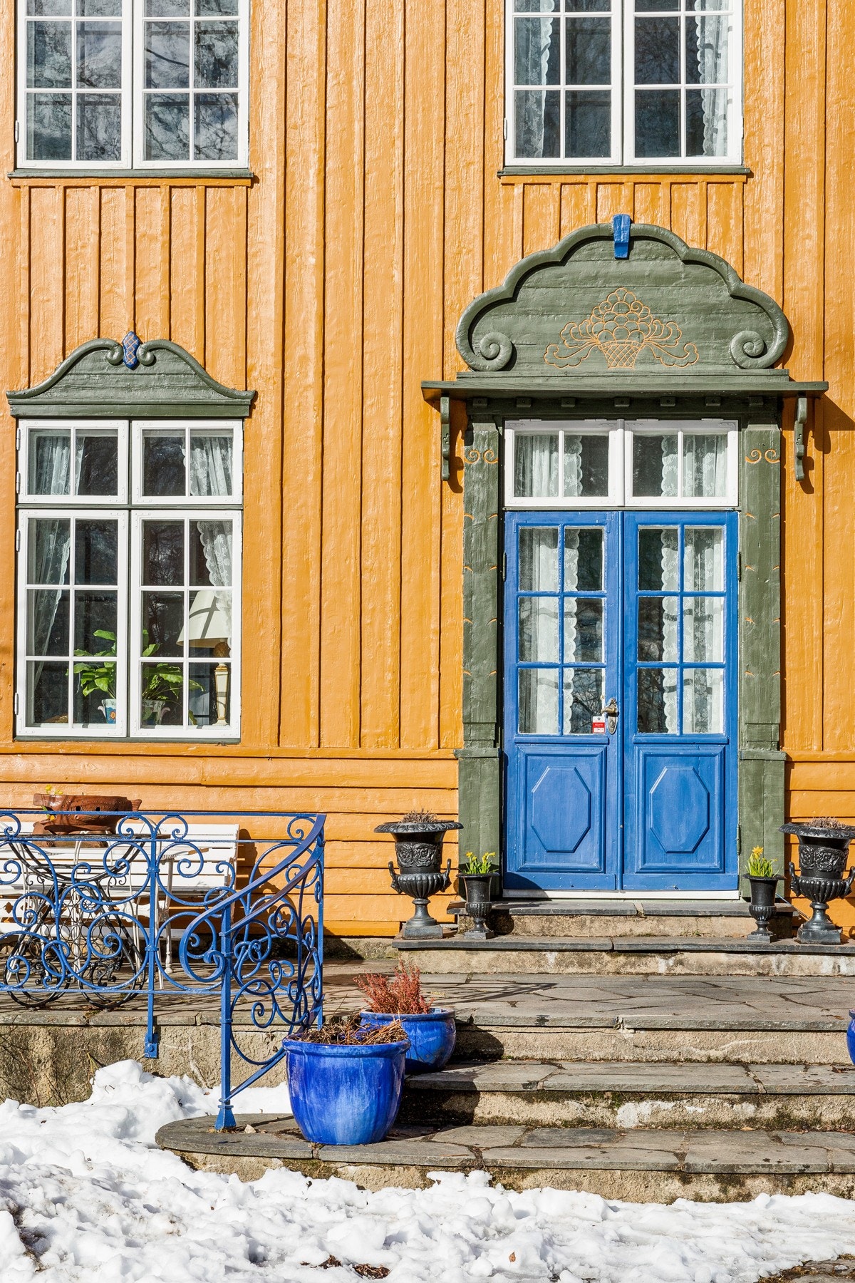 Fargene gult, blått og olivengrønt står nydelig sammen, hvor olivengrønt mykgjør overgangen mellom det blå og det gule. Galleribilde