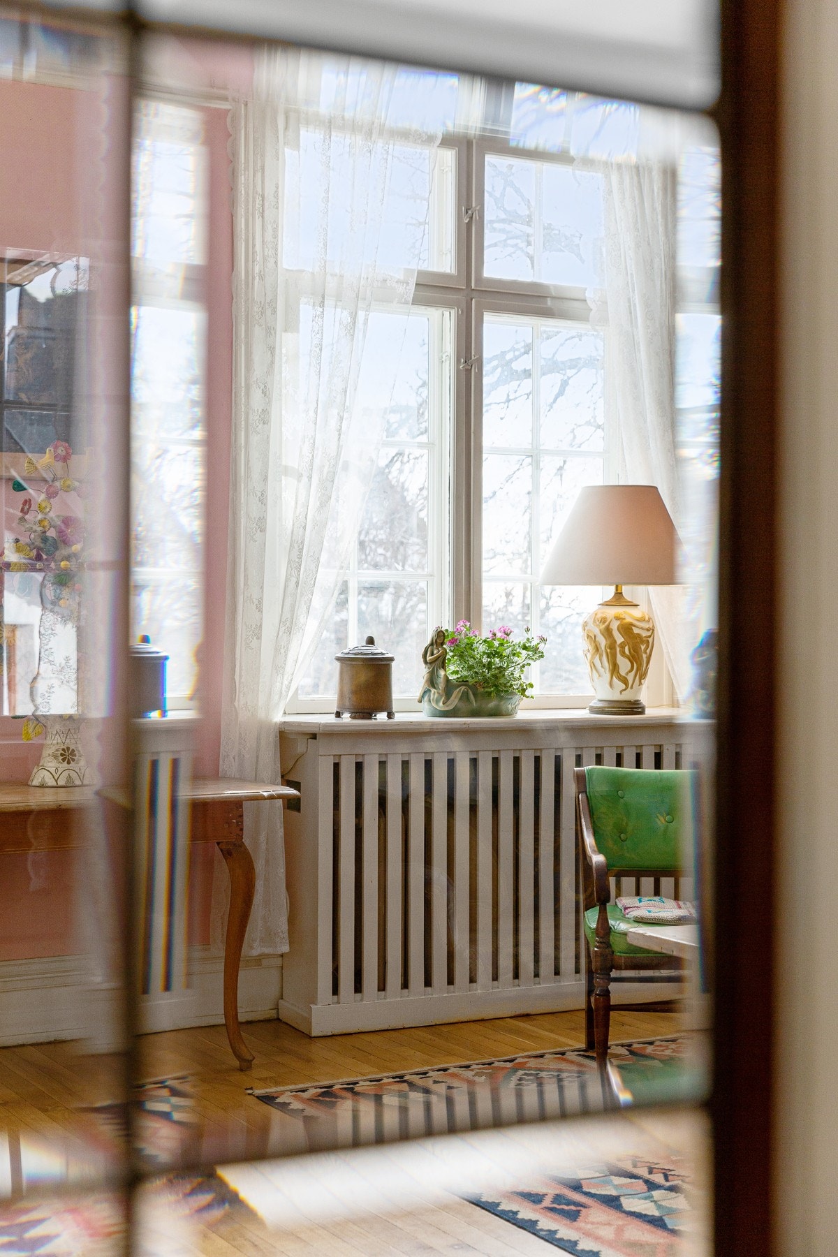 Store vindusflater og god himlingshøyde gir oppholdsrommene et lyst og luftig preg. Galleribilde