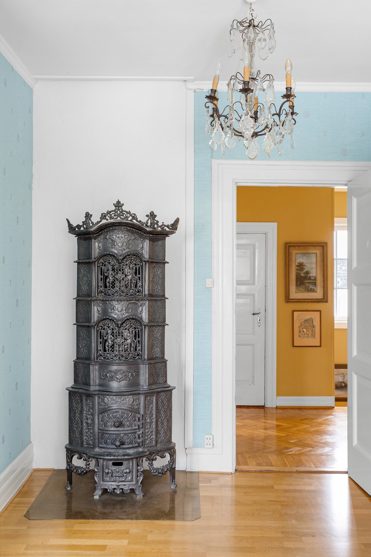 Ett av soverommene har etasjeovn. Forøvrig er det ildsted på kjøkkenet, i stuen og i peisestuen. Galleribilde