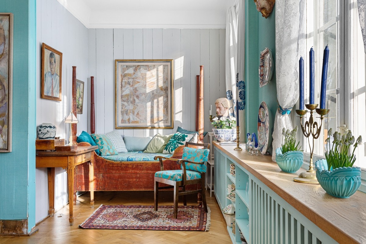 Spisestuen har eikeparkett på gulv med fiskebensmønster, en klassisk stil som har kommet tilbake i dagens motebilde. Galleribilde