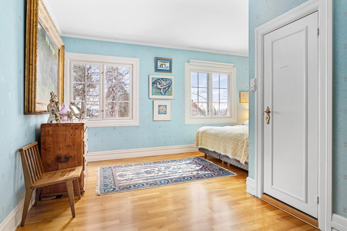 Ett av soverommene har plassbygget garderobe. Ellers er det rikelig med oppbevaringsplass på loftet og i kjelleren. Galleribilde