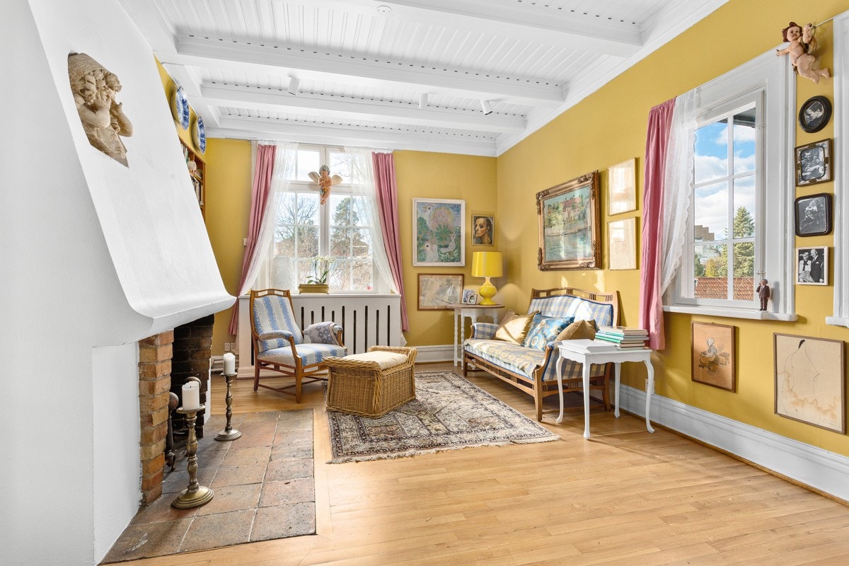 Peisestuen ligger i første etasje og har tre vinduer som sørger for at dagslyset strømmer inn fra flere retninger. Galleribilde