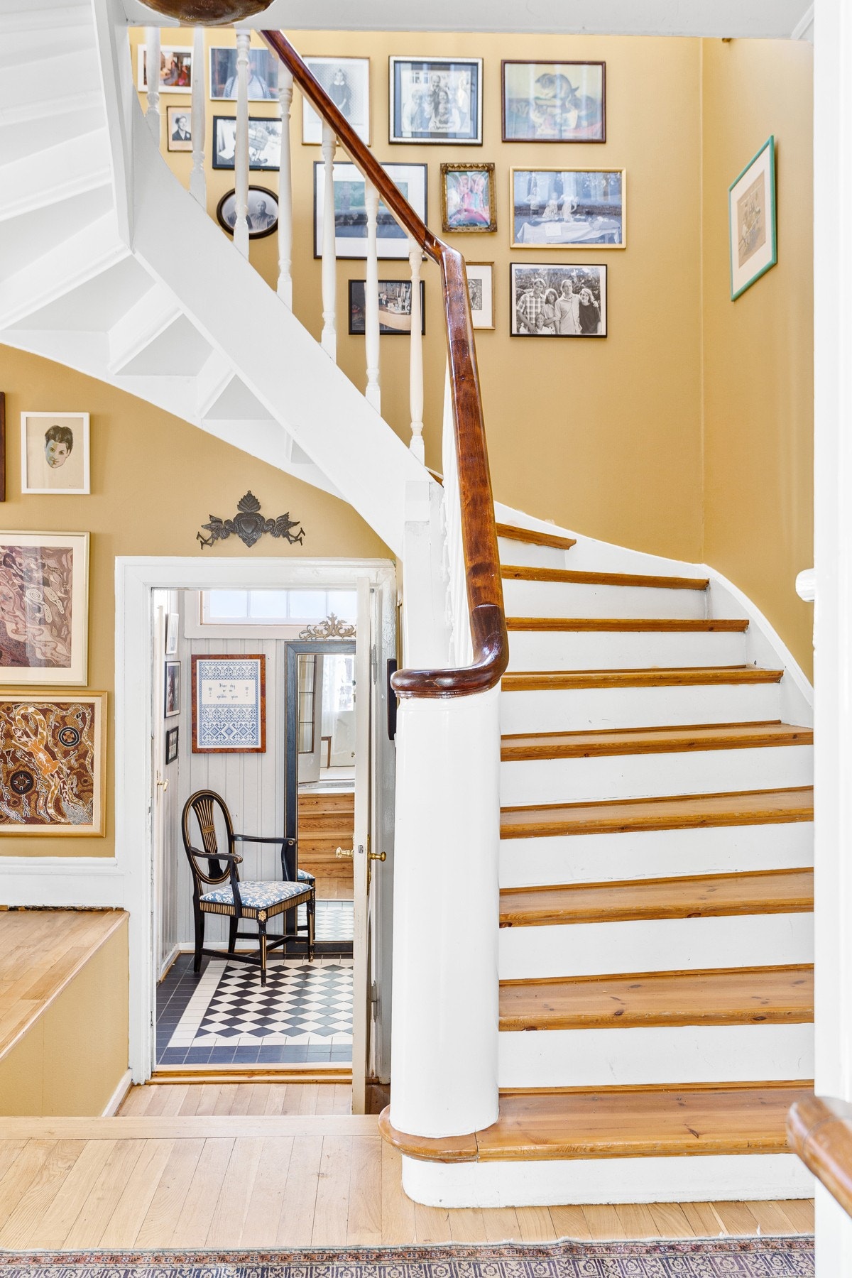 Vindfanget har flislagt gulv med varme og trinn opp til trappegang i tilknytning til peisestuen. Galleribilde