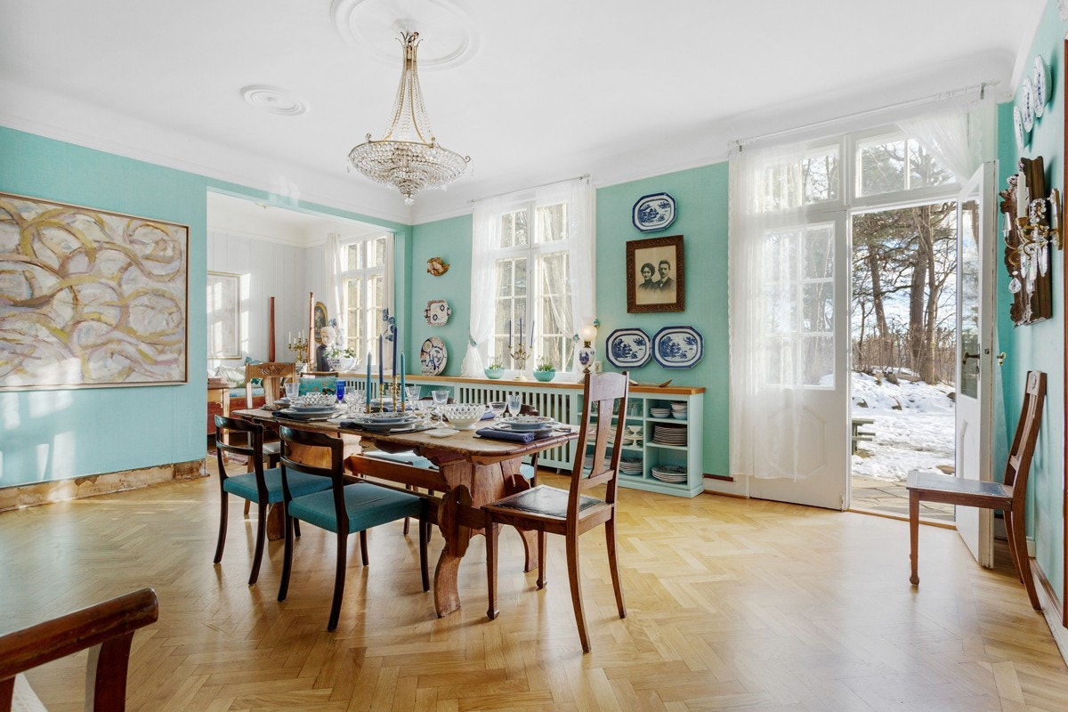 Spisestuen har plass til langbord et naturlig samlingspunkt til større lag. Spisestuen har tofløyet dør ut mot hagen. Galleribilde