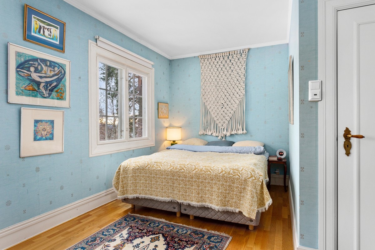 Villaen har fem store soverom som alle ligger i andre etasje. To av rommene har suiteløsning med dør til bad. Galleribilde