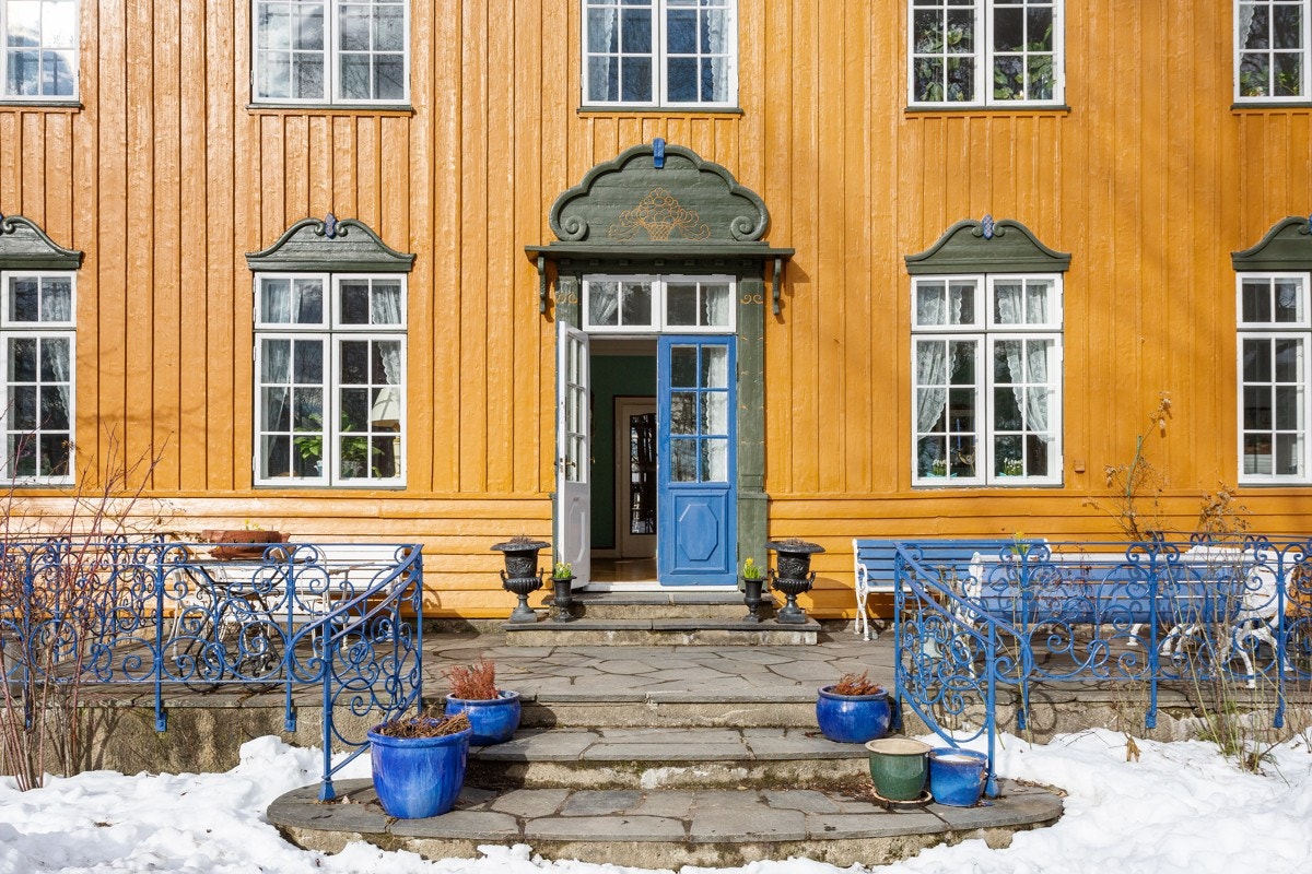 Spisestuen har tofløyet dør ut til en åpen terrasse på ca. 30 kvm med naturheller. Galleribilde