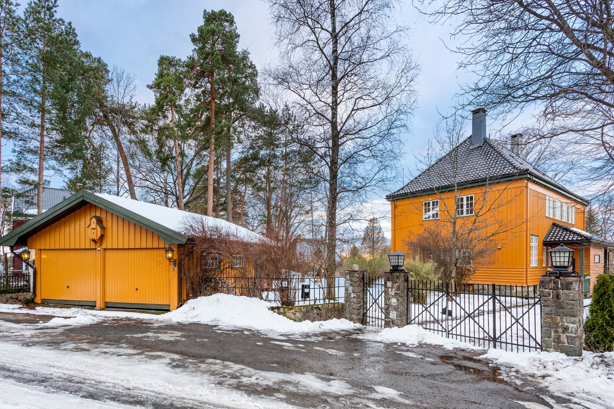 Det er parkering i dobbelgarasje ved Furulundsveien og flere biloppstillingsplasser på eiendommen. Galleribilde