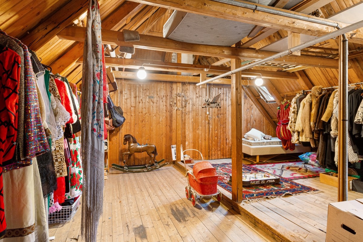 Loftsrommet har et spennende potensial, Velux takvinduer, skråtak og hele 4.25 m opp til mønebjelken. Galleribilde