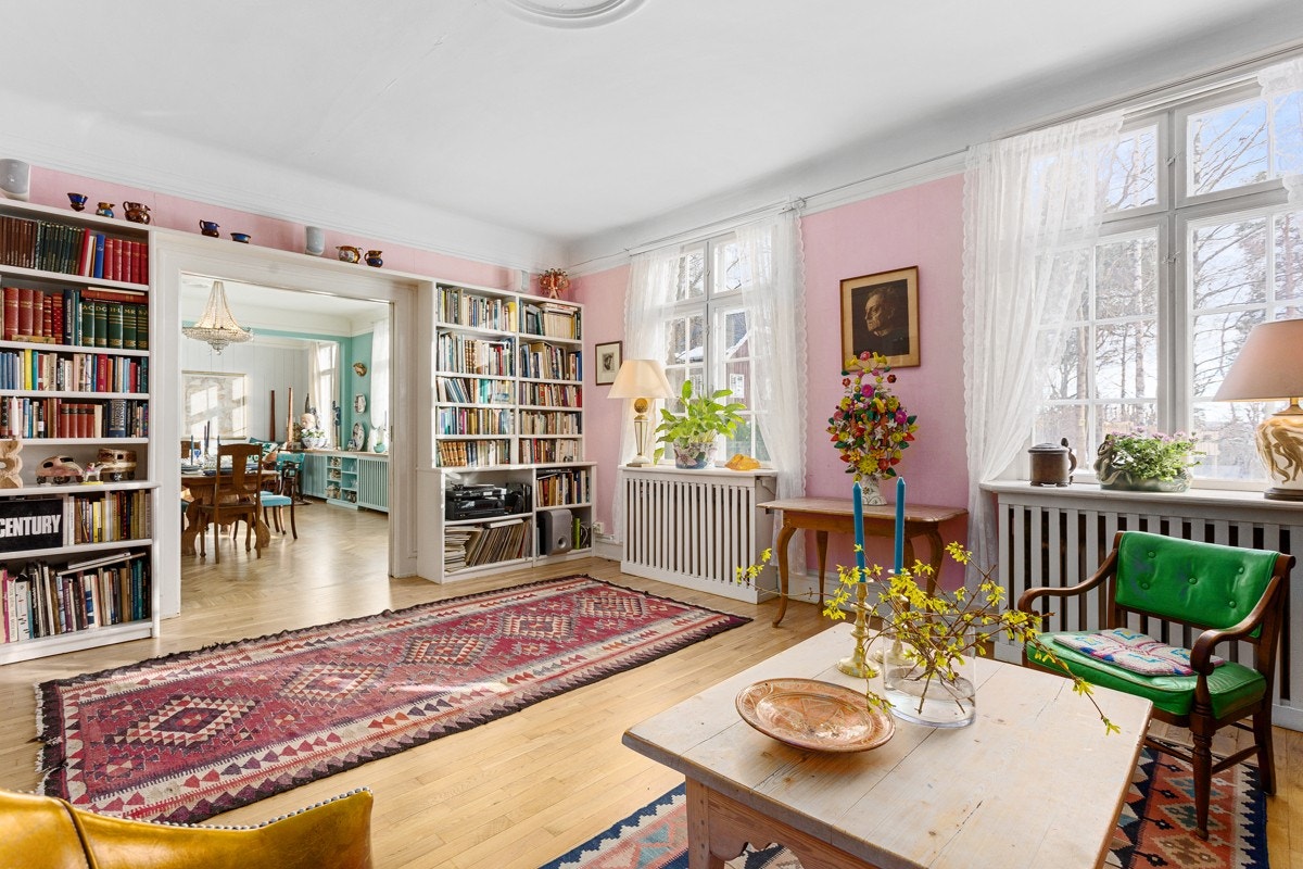 Villaen har tre store stuer, bestående av en hyggelig stue, spisestue med plass til langbord og en flott peisestue. Galleribilde