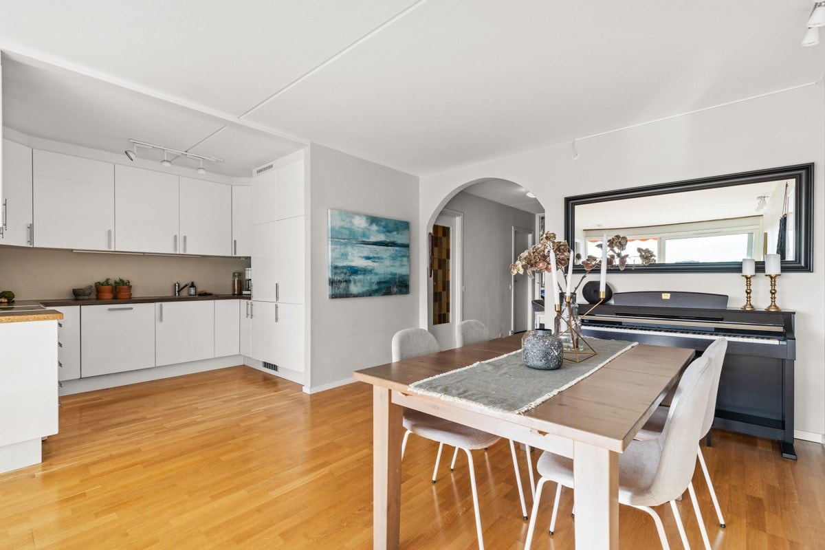 Det er plass til et større spisebord i tilknytning til kjøkkenet. Galleribilde