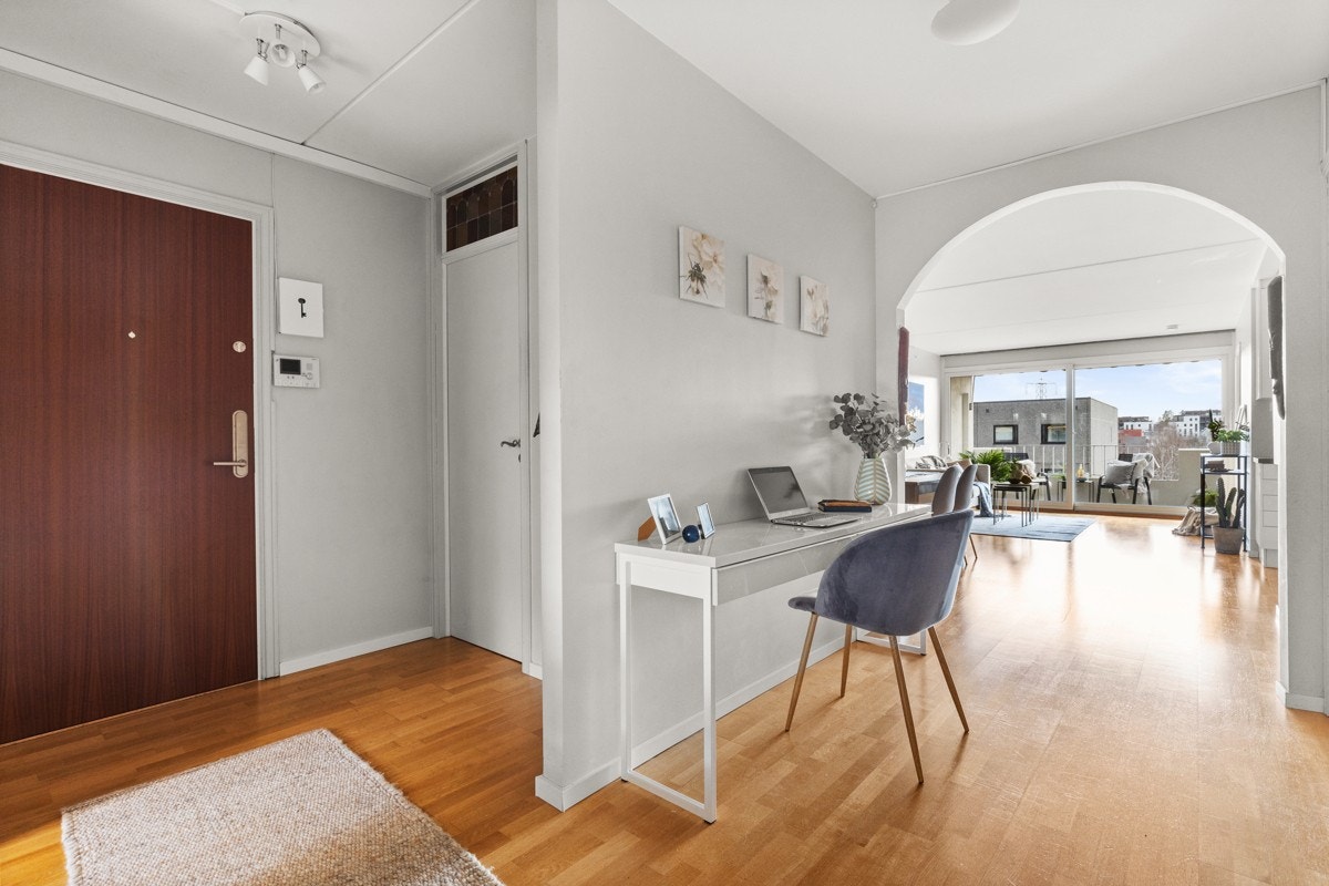 Entré med inngang til innvendig bod. Godt med lagringsplass i leiligheten i teknisk rom, innvendig bod og 2 boder i fellesarealer. Galleribilde