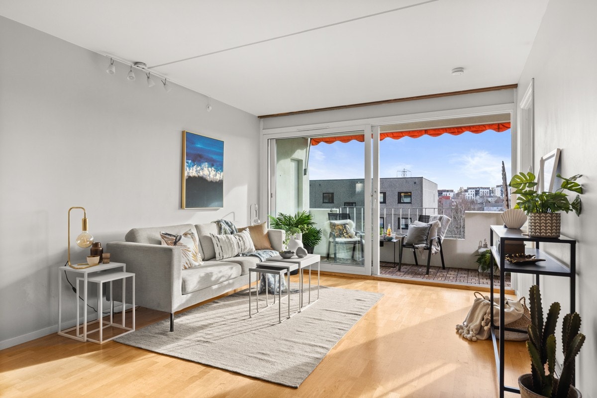 Gjennomgående trestavs parkettgulv på soverom, entré, stue og kjøkken. Galleribilde