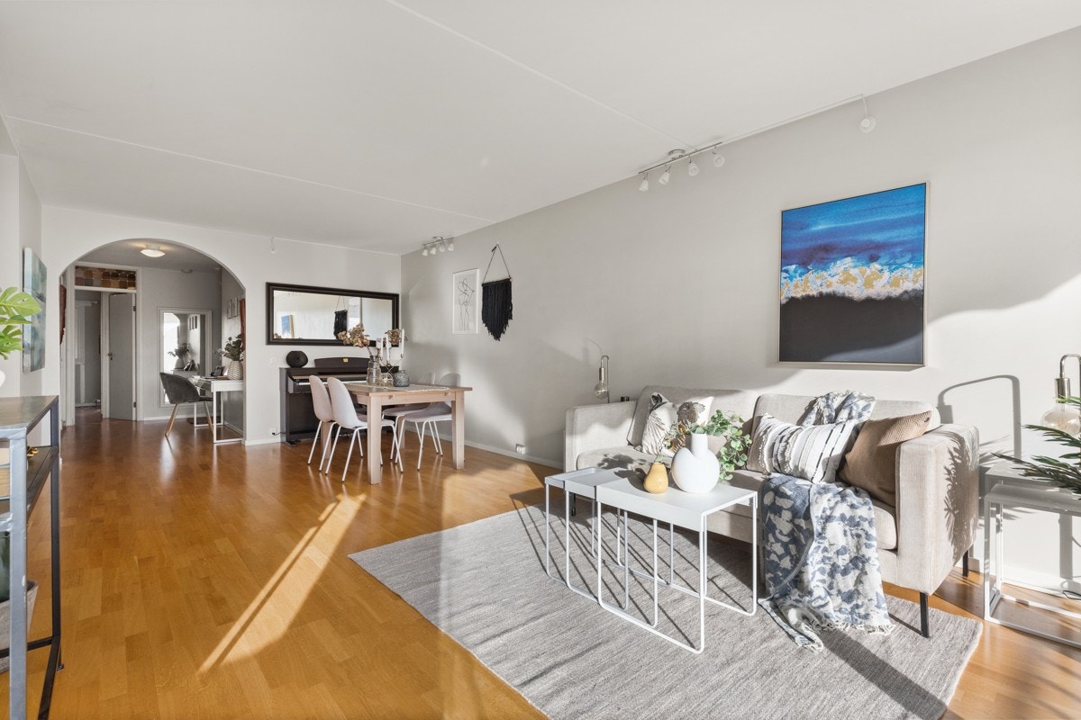 Stuen er av god størrelse med plass til spisebord og sofagruppe. Galleribilde