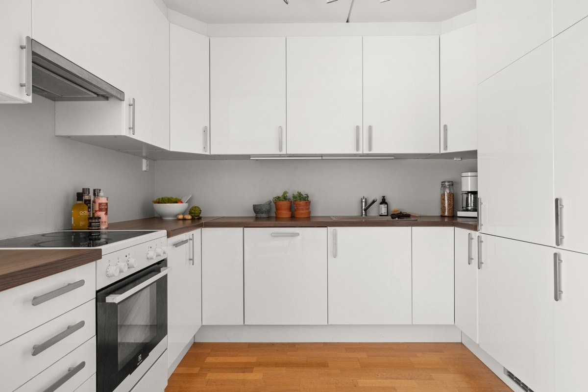 Åpen kjøkkenløsning mot stuen skaper en sosial atmosfære. Galleribilde