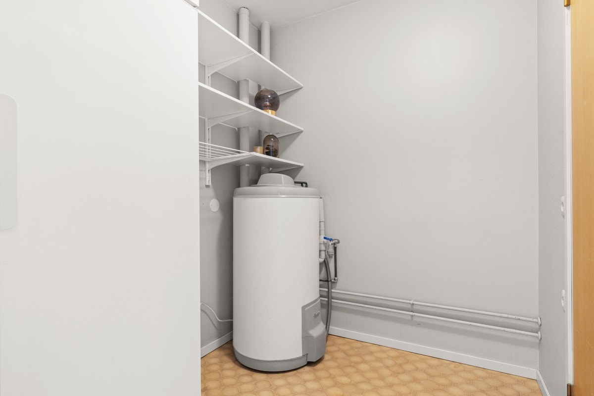 Teknisk rom for oppbevaring hvor blant annet varmtvannstanken på ca. 200 liter fra 2013 er plassert. Galleribilde
