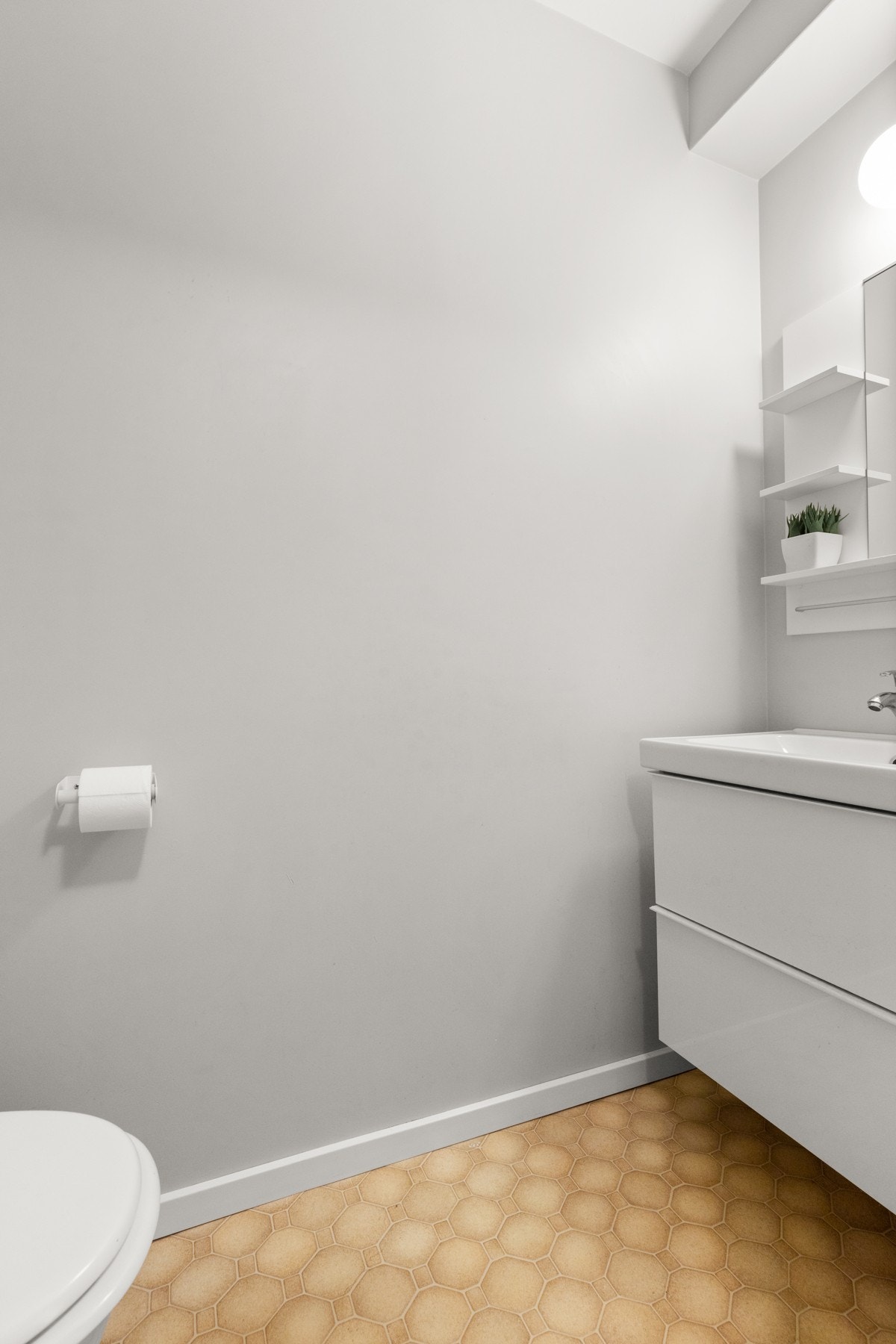 Via det tekniske rommet er leilighetens separate toalettrom innredet med gulvstående toalett og servantskap. Galleribilde