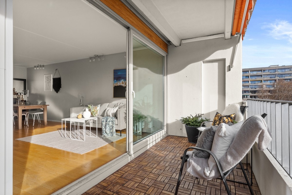 Mellom stuen og balkongen er det en praktisk skyvedør som gjør at uteplassen føles som en forlengelse av stuen på sommerstid. Galleribilde