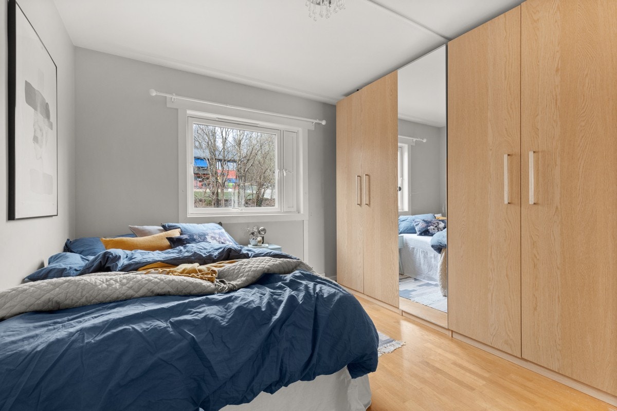 Soverommet er innredet med en stor garderobeinnredning. Galleribilde