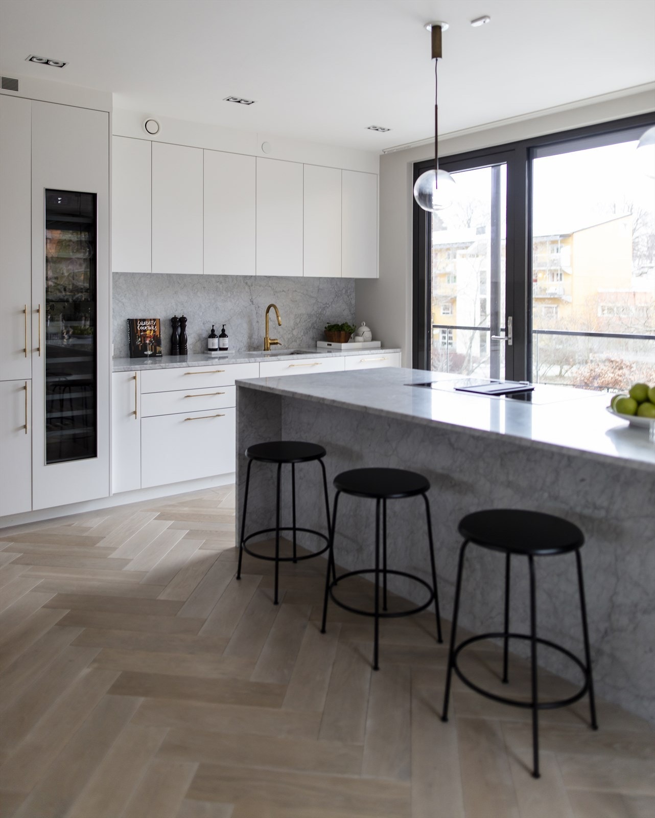 Åpen kjøkkenløsning fra Kvänum i Lindöserien med Carrara marmor 30 mm benkeplate. Galleribilde