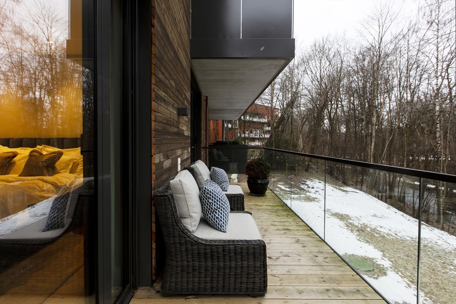 Utgang fra master suiten til en vestvendt og usjenert terrasse med ettermiddags- og kveldssol. Galleribilde