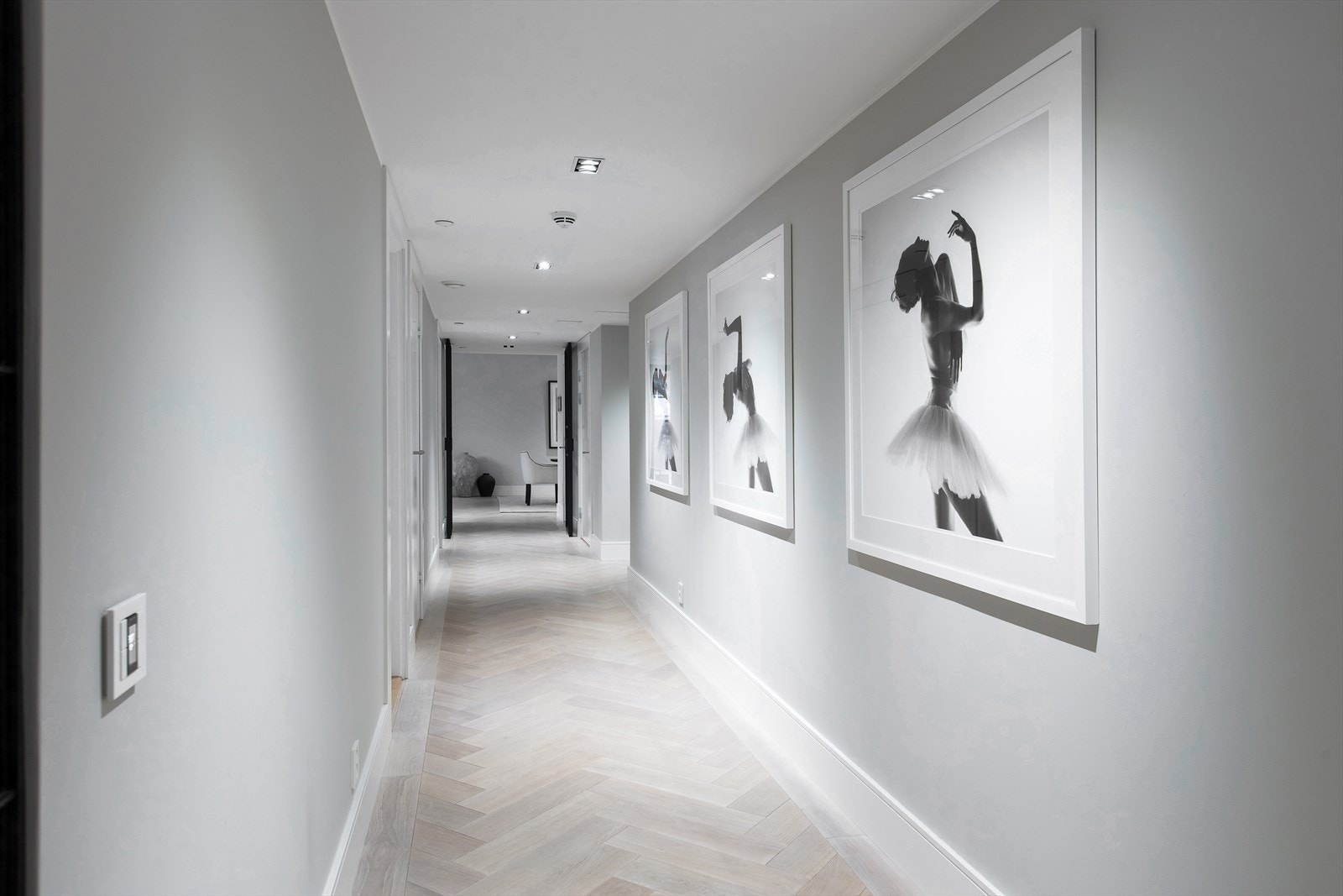 Hallen setter standarden for hva man kan vente seg i boligen; lekker fiskebensparkett på gulv, downlights i himling og helsparklede flater i delikate farger. Galleribilde