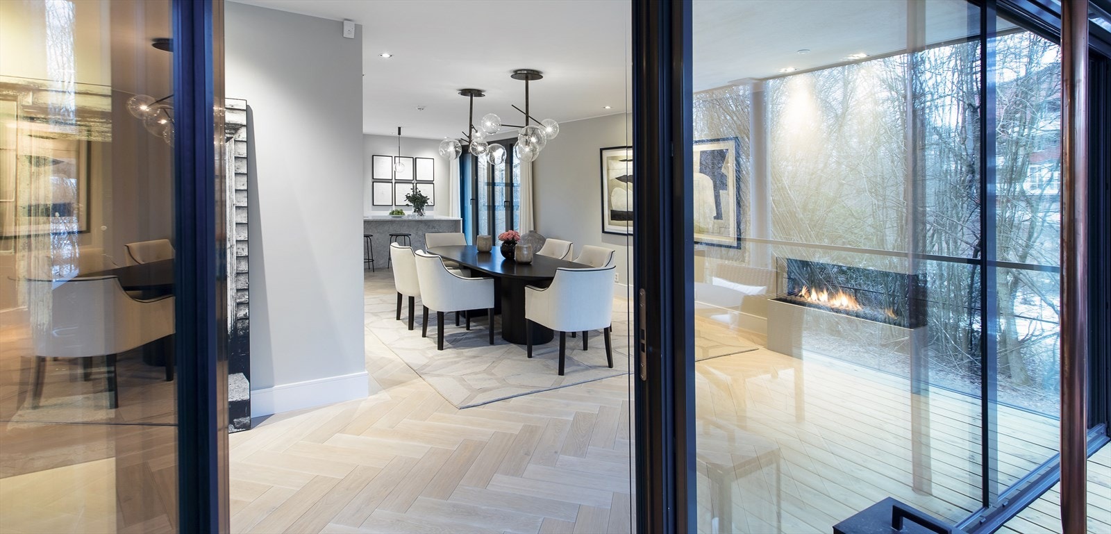 De store vindusflatene fra gulv til tak i flere retninger slipper inn godt med lys og den generøs takhøyden bidrar til en luftig atmosfære. Galleribilde