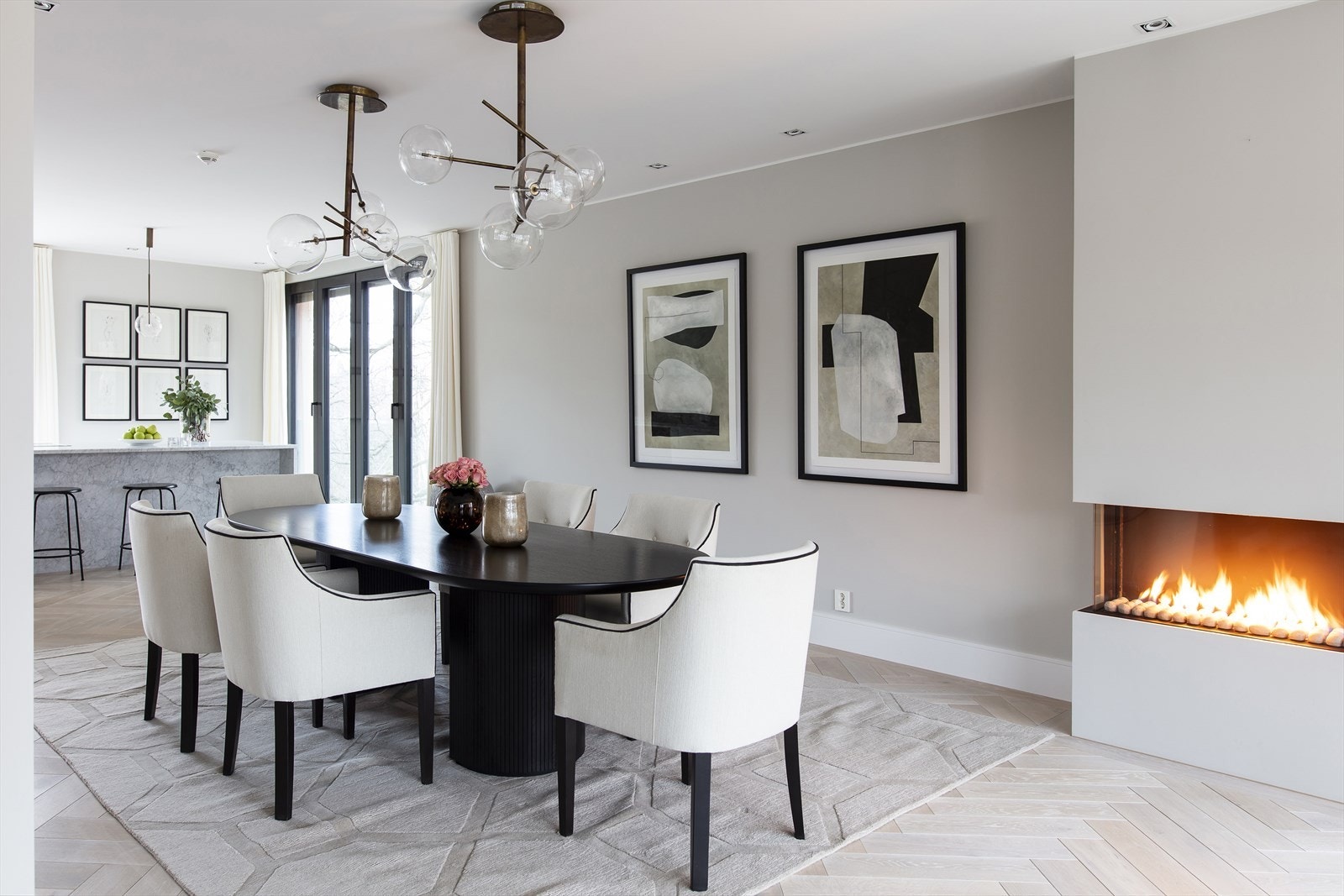 Her ligger alt til rette for gode måltider med venner således som for rolige kvelder med familiehygge. Galleribilde