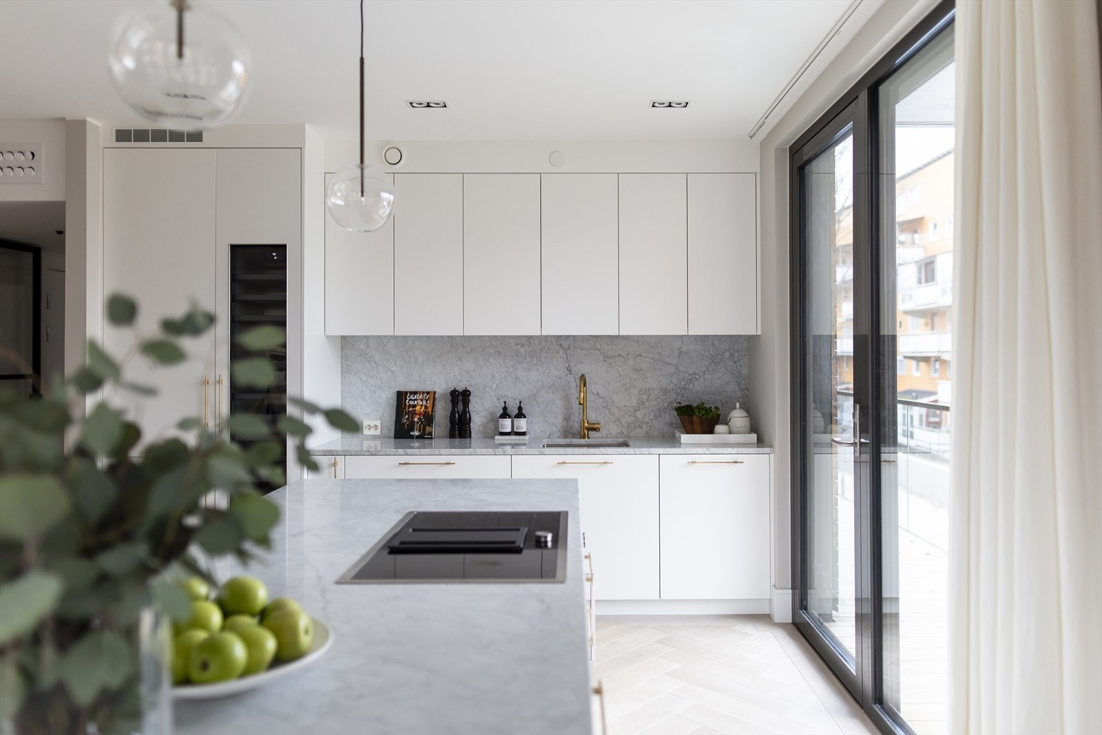 Moderne kjøkkeninnredning med Gaggenau og Miele hvitevarer. Galleribilde