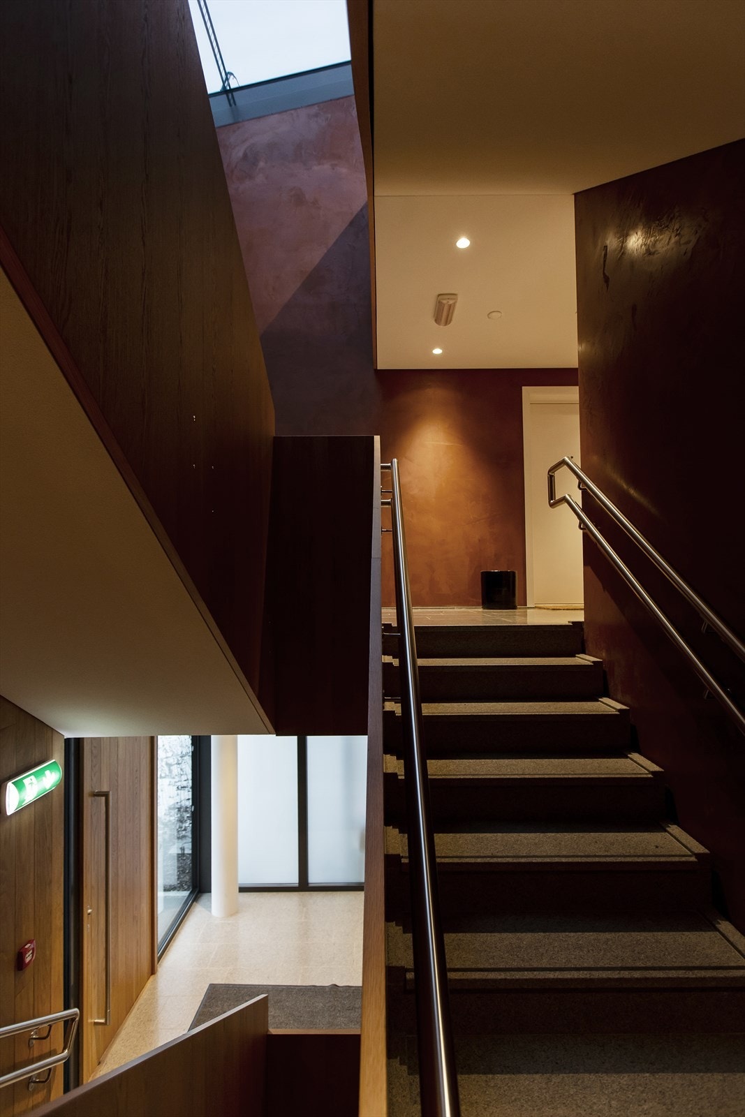 Felles trappeoppgang med lune materialvalg og heis, allerede her føles boligen som et hjem. Galleribilde
