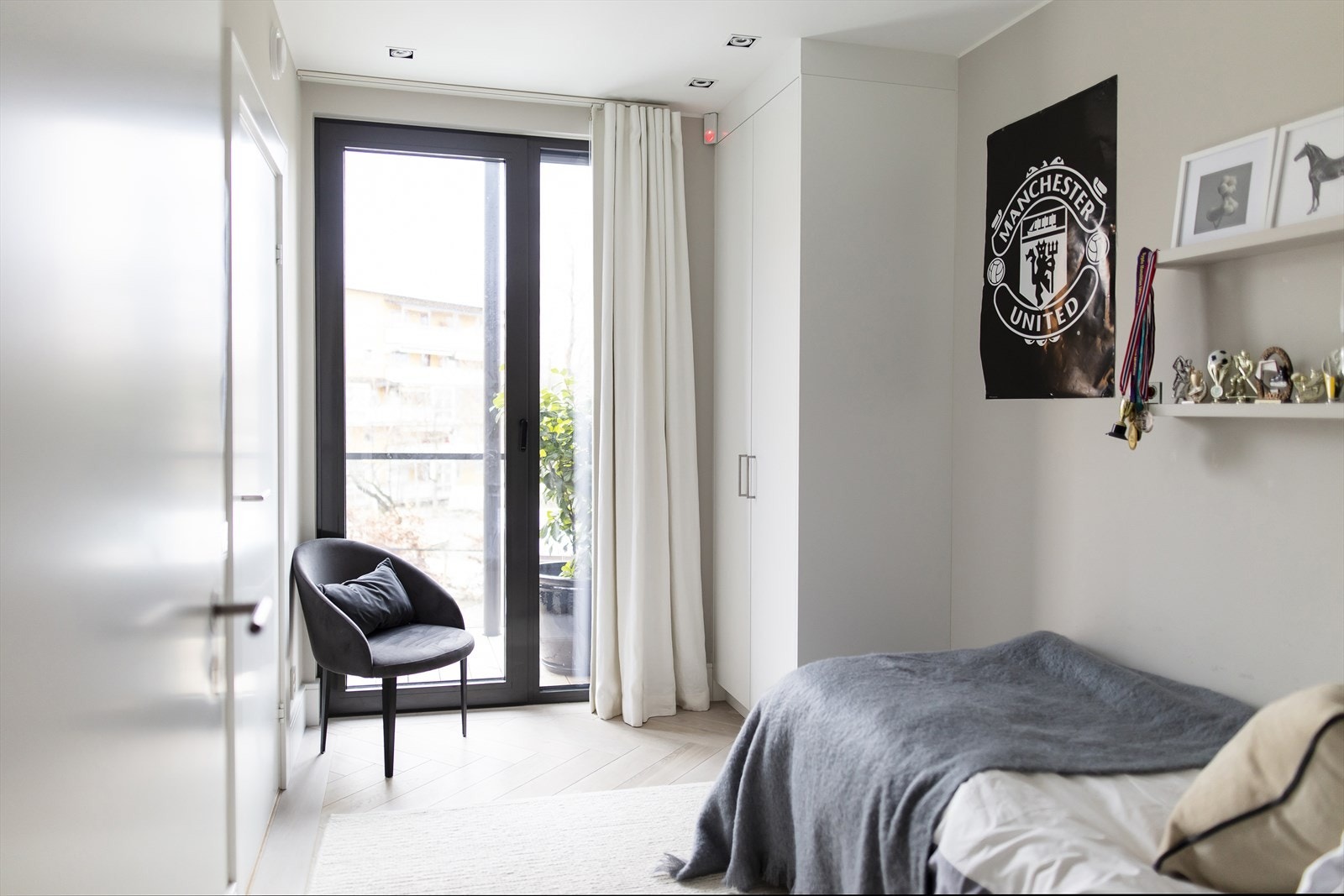 Begge soverommene har god plass til seng og tilhørende nattbord samt oppbevaringsplass i medfølgende garderobeskap fra Kvänum. Galleribilde