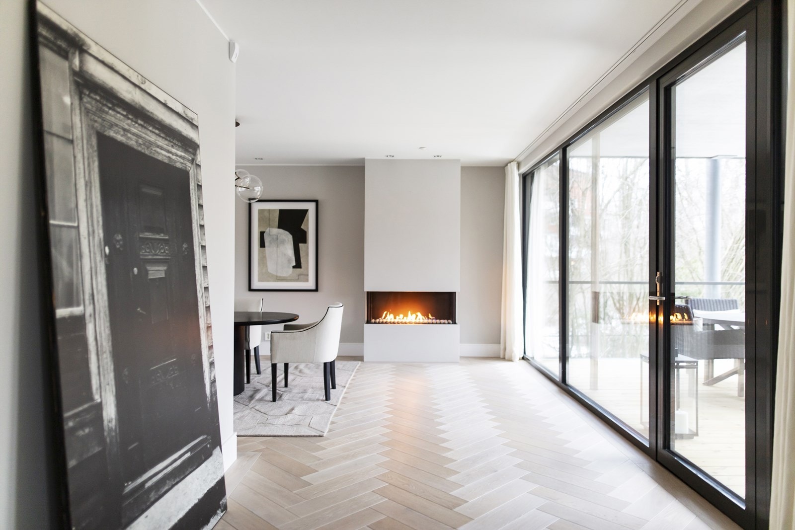 Rommets blikkfang er en lekker gasspeis som gir varme og hygge på kjølige kvelder. Galleribilde