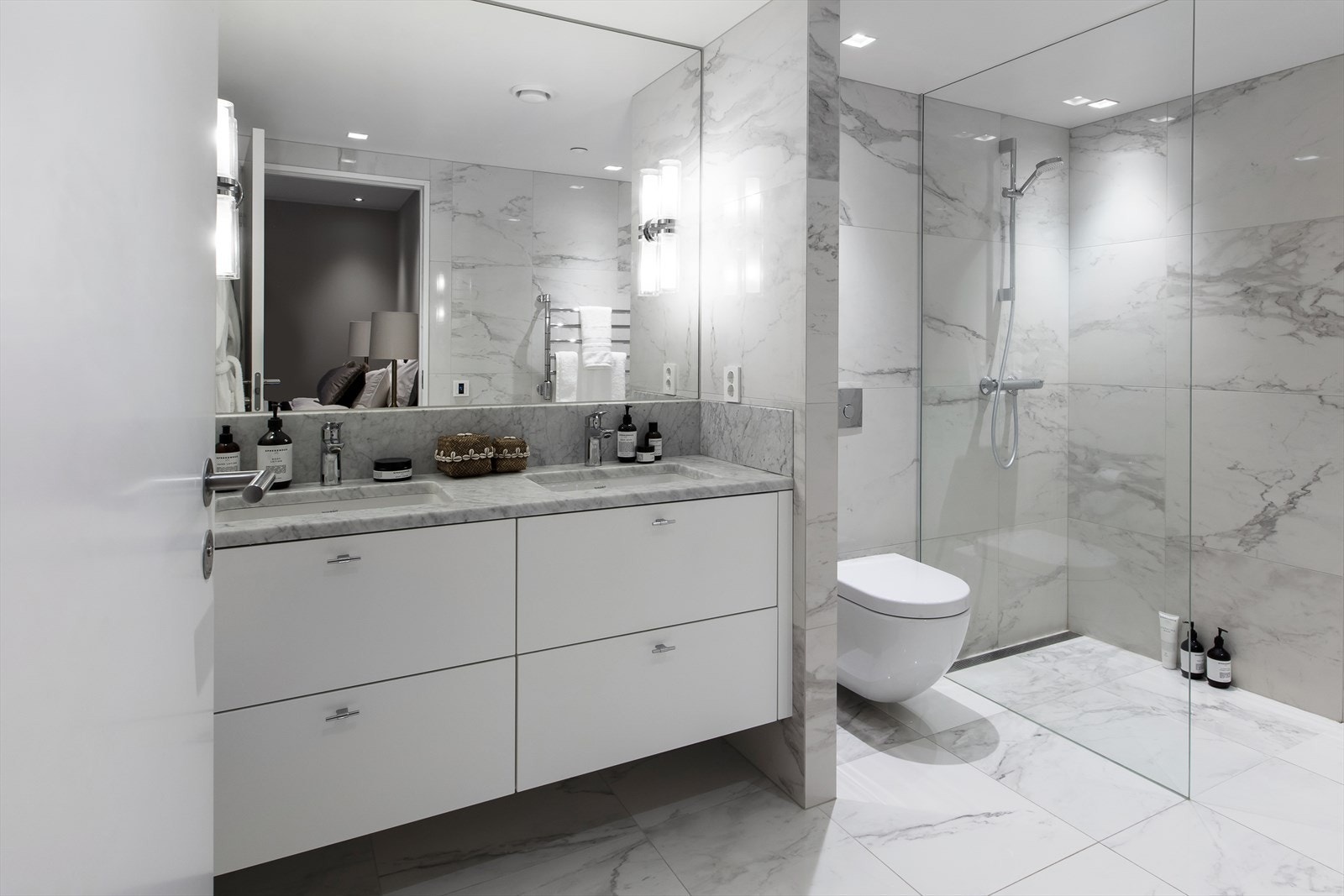 Soverommet har også direkte tilknytning til privat bad. Badet er lekkert flislagt, har vannbåren gulvvarme og downlights i himling. Galleribilde