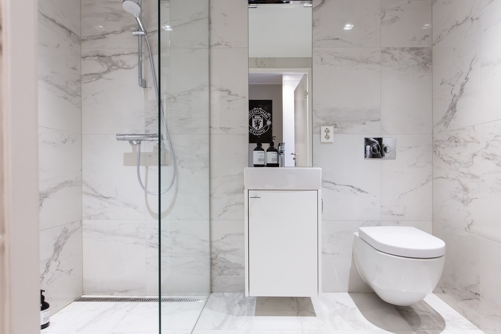 Soverommene har tilgang til hvert sitt baderom med innredning fra Kvänum, veggmontert toalett og dusjnisje med glassvegg. Galleribilde