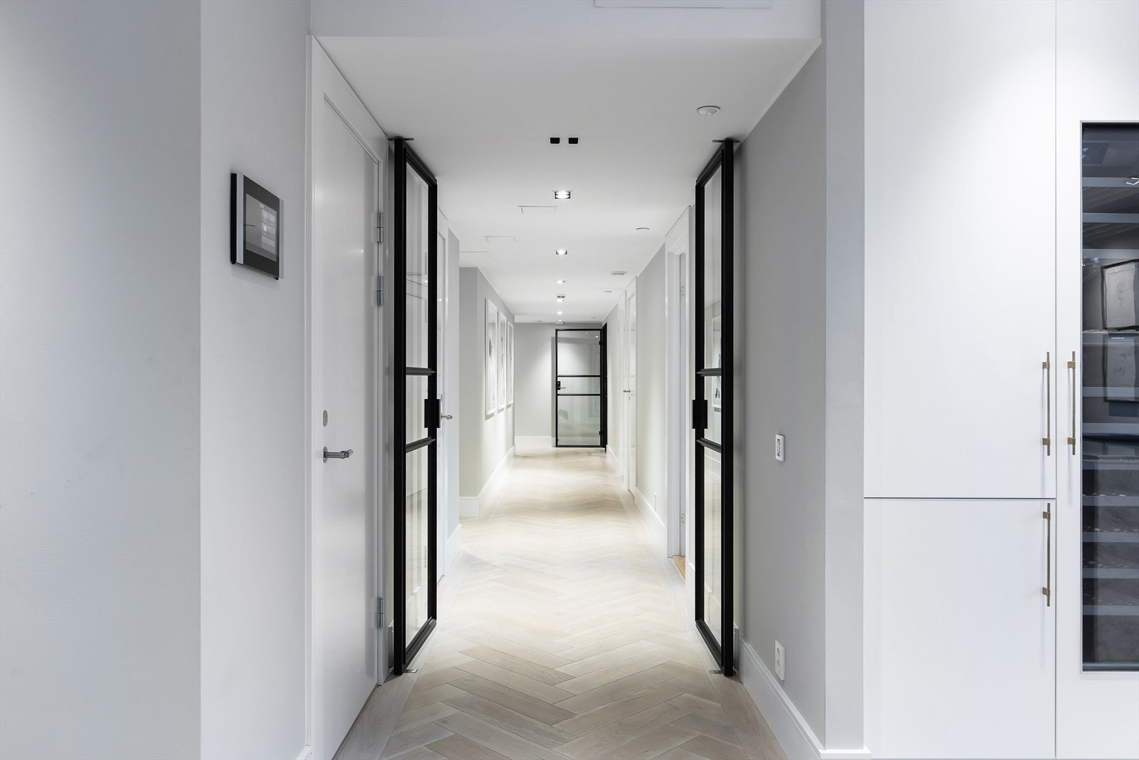 Hallen leder deg bl.a. til leilighetens tre gode soverom. Galleribilde