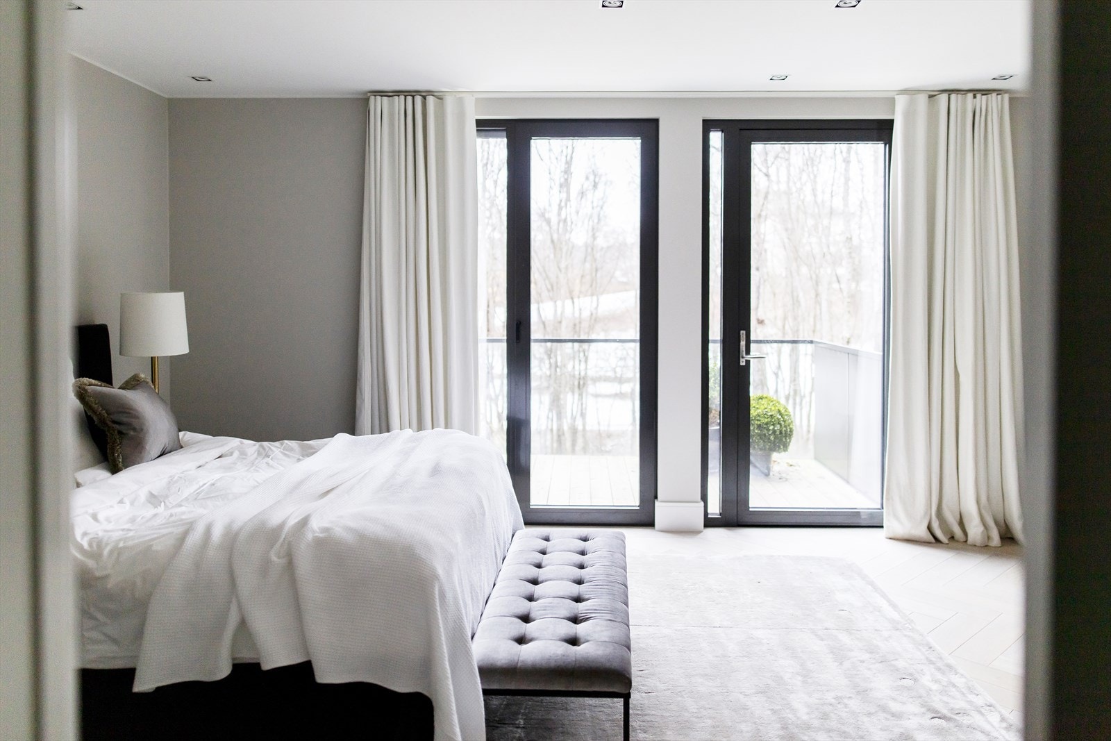 Master suiten oppleves som et lunt og privat rom med god mulighet for å trekke seg tilbake. Galleribilde