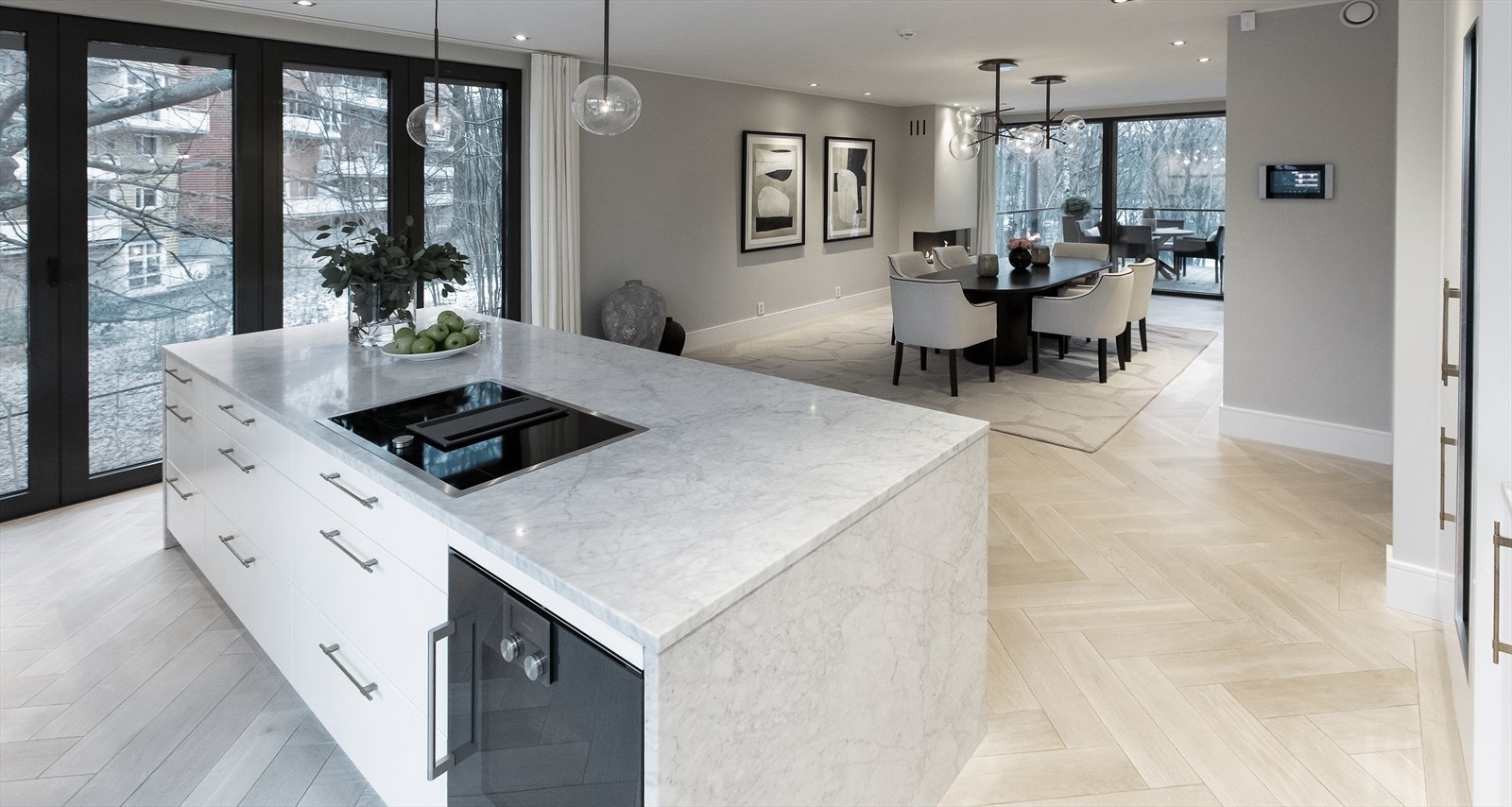 Kjøkkenøyen oppleves som et sosialt samlingspunkt og er lekkert utført med Carrara marmor 30 mm. Galleribilde